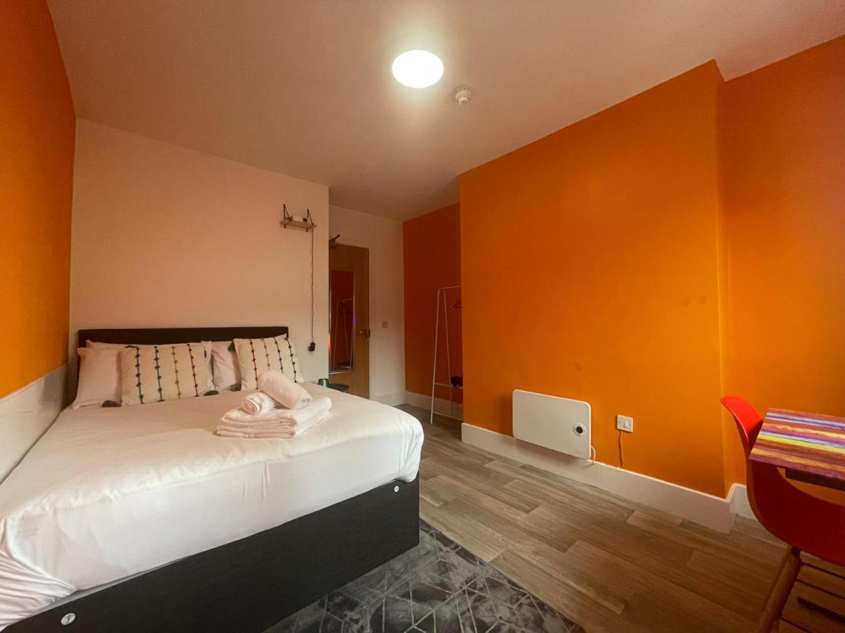 Neon 160 Hostel Суонзи Екстериор снимка