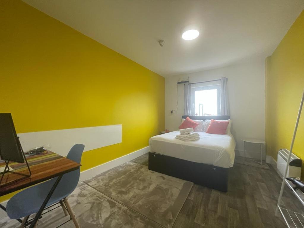 Neon 160 Hostel Суонзи Екстериор снимка