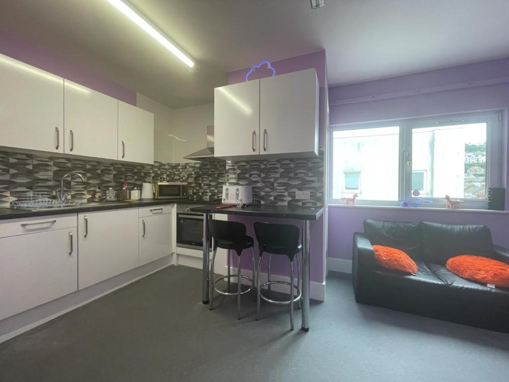 Neon 160 Hostel Суонзи Екстериор снимка