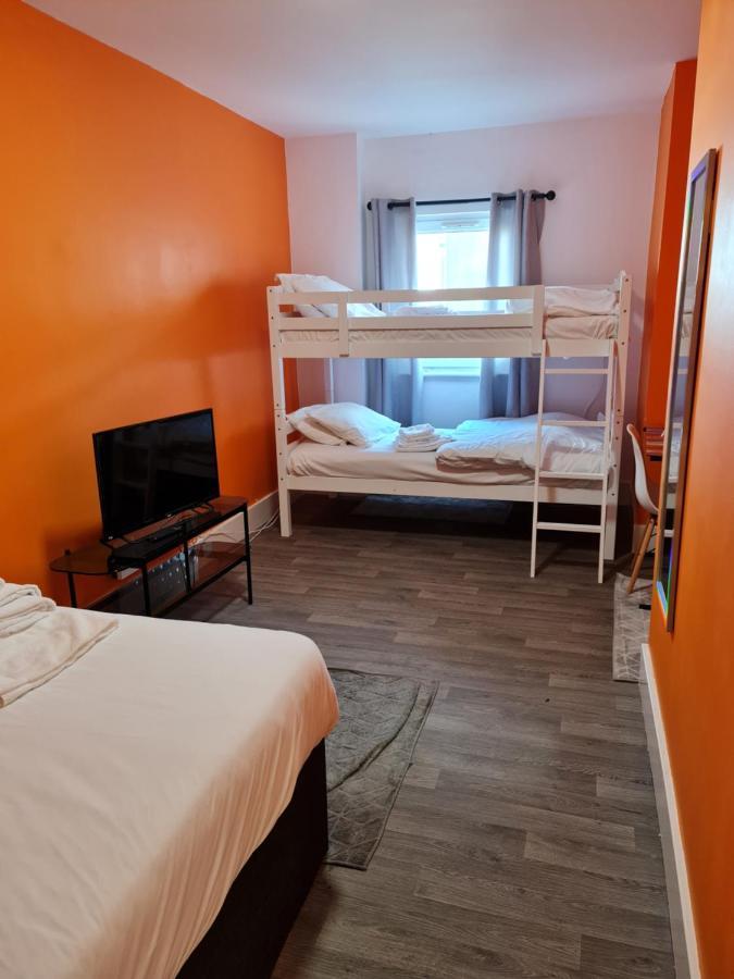 Neon 160 Hostel Суонзи Екстериор снимка