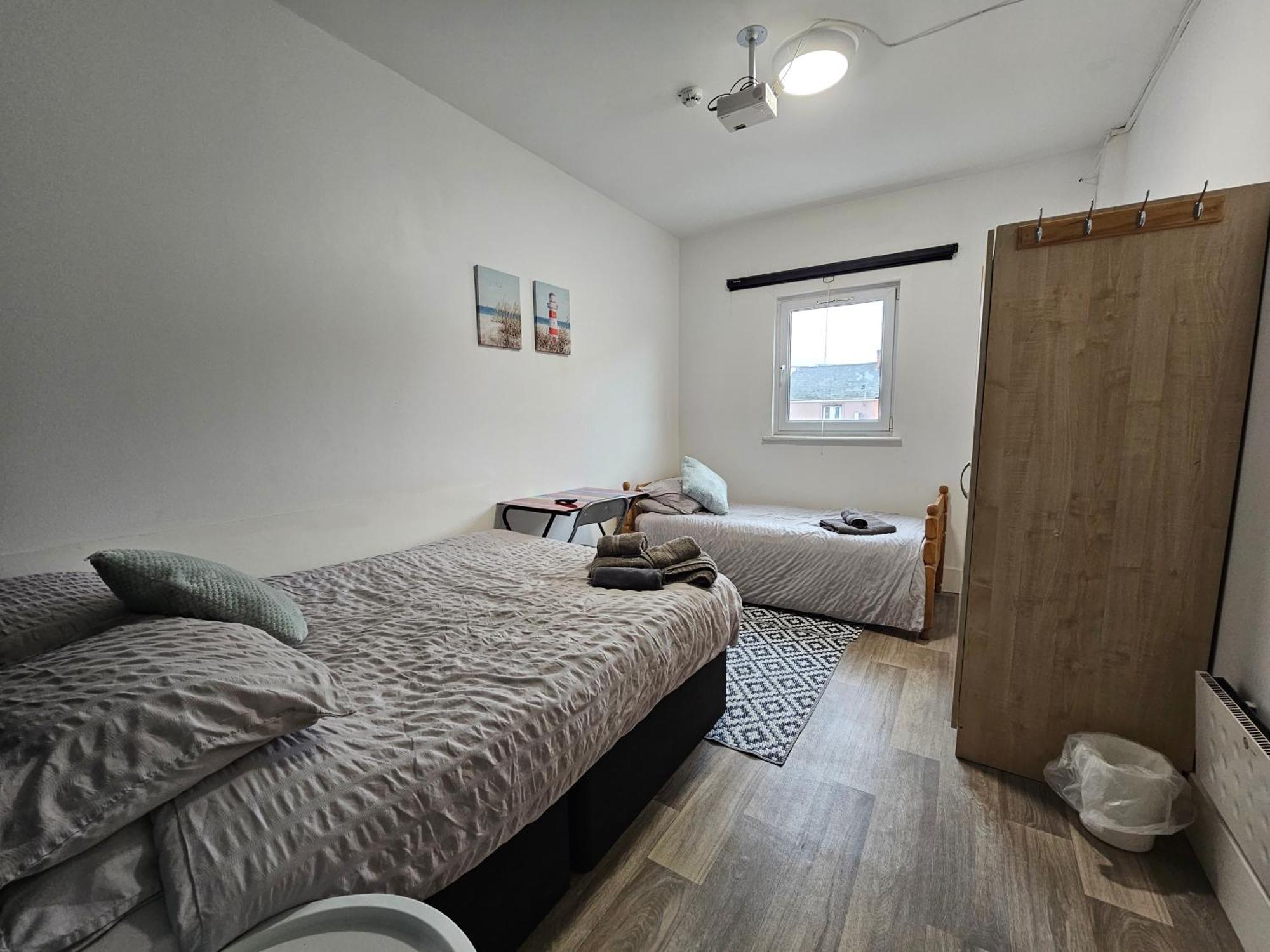Neon 160 Hostel Суонзи Екстериор снимка