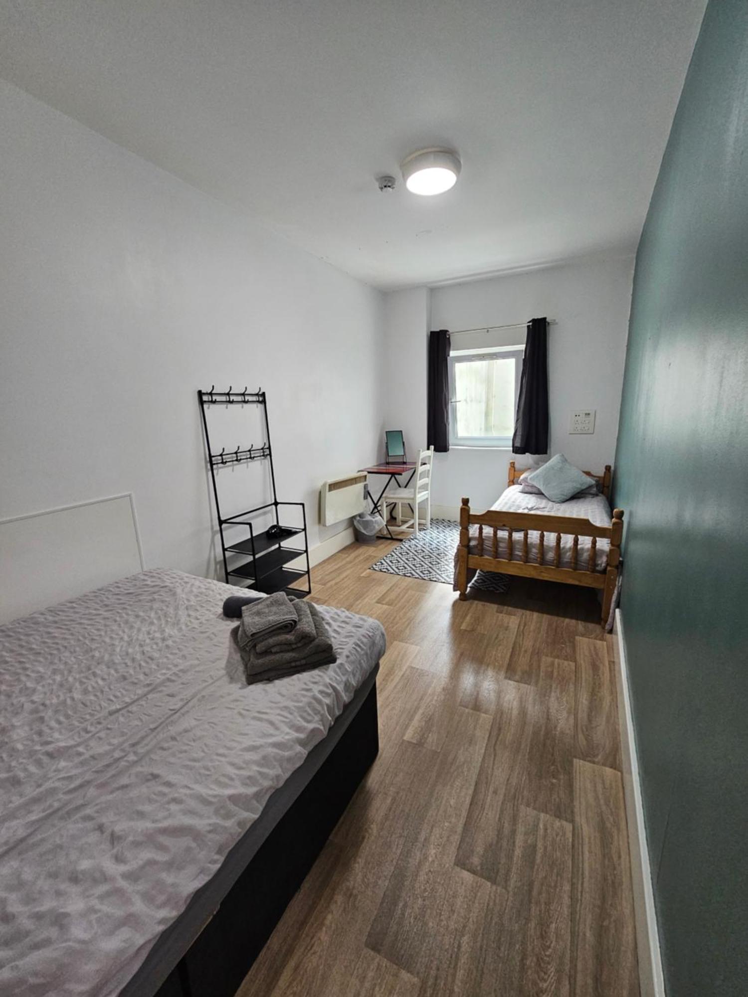 Neon 160 Hostel Суонзи Екстериор снимка